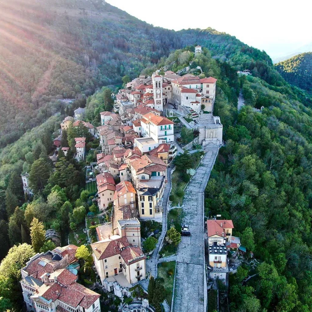 Vista panoramica del Sacro Monte di Varese con le sue cappelle barocche al tramonto
